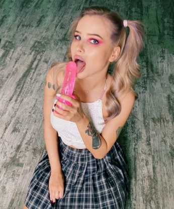 Мои услуги включают классический и эротический массаж, стриптиз, оральные ласки и многое другое. У меня есть отличные отзывы от моих довольных клиентов, которые говорят о моем профессионализме и умении доставлять удовольствие. Я обожаю делиться своими фото, чтобы ты мог увидеть, насколько я прекрасна. Отправь мне сообщение и дай мне возможность сделать твои фантазии реальностью! 💋🌟🔥 15331, 20 лет